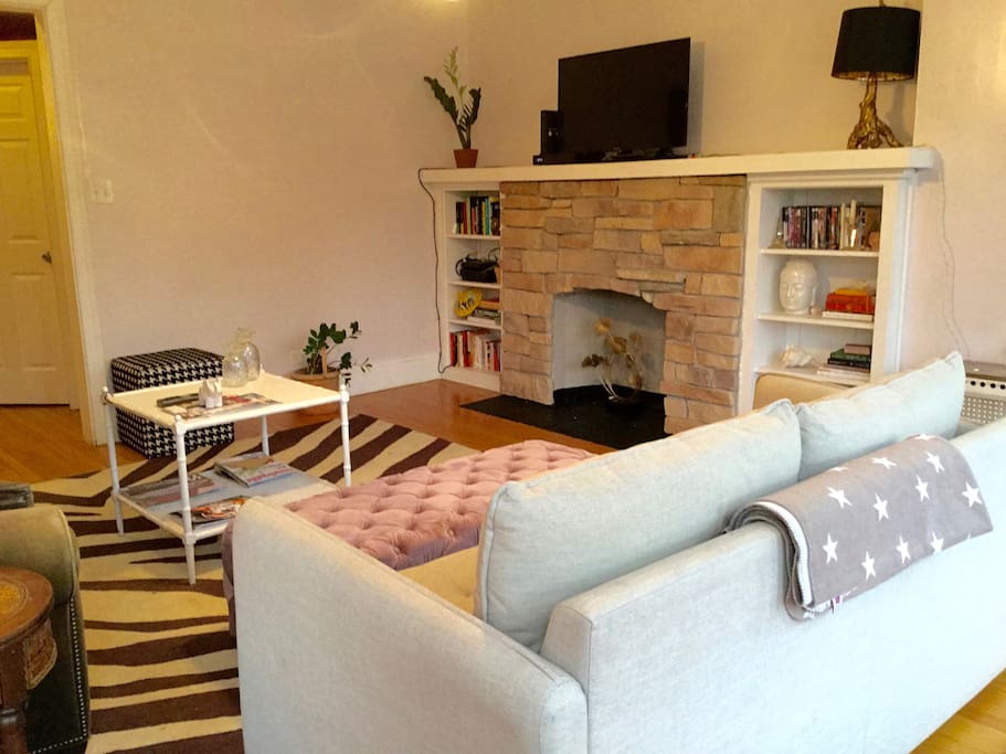 Check out that nonworking fireplace- still cute.