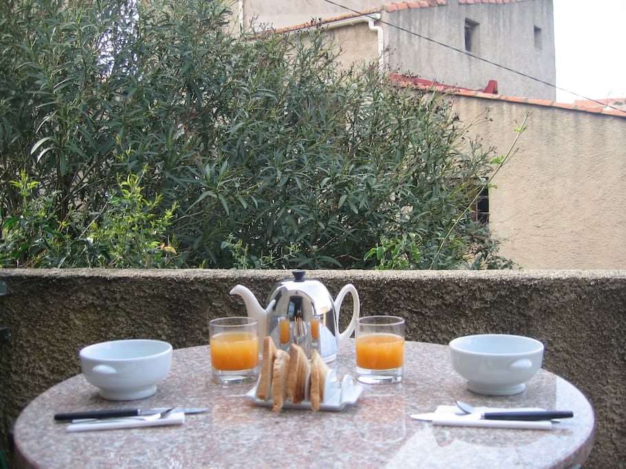 Une autre terrasse pour un petit déjeuner en tête à tête.