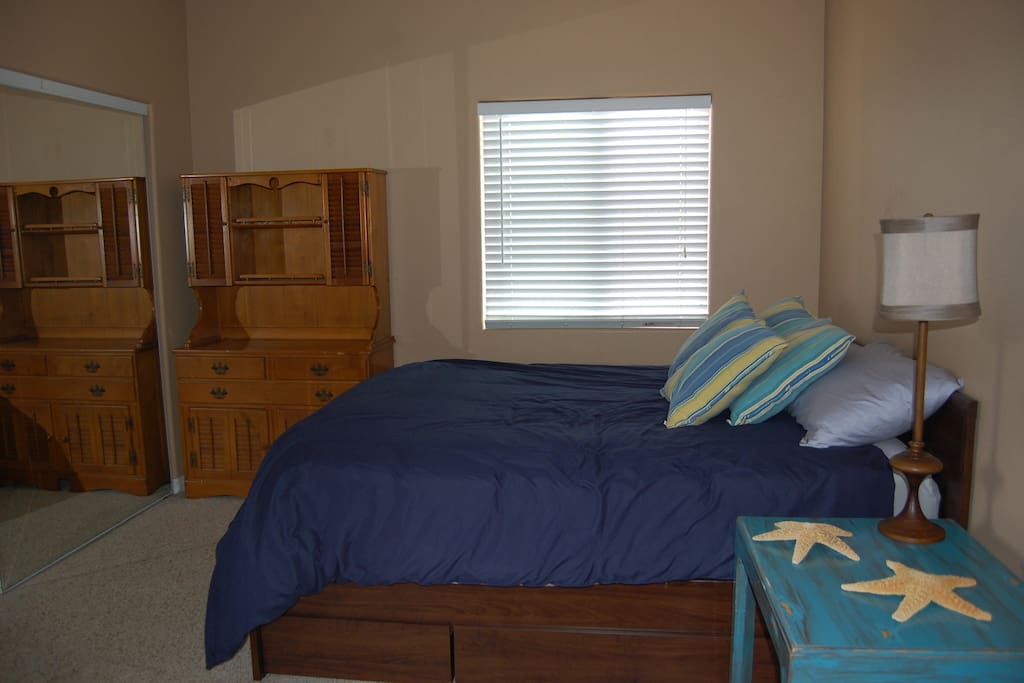 Bedroom (1 queen bed/optional twin air mattress)
