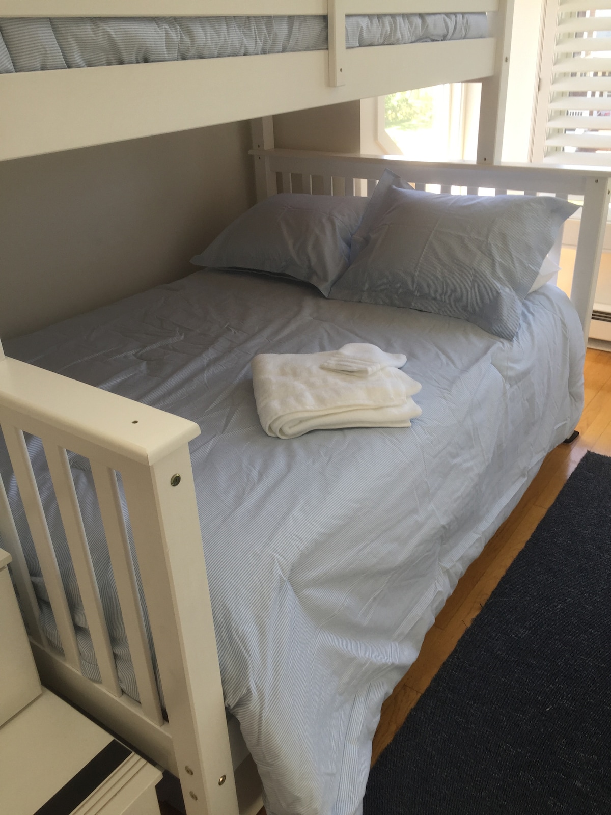 ห้องนอน 3 - เตียงขนาดใหญ่พร้อมเตียงแฝดด้านบนและเตียงแฝดด้านล่าง