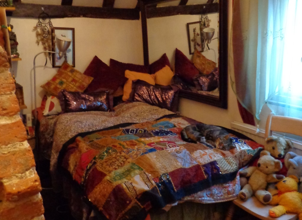 Დაიძინეთ ღრმად წითელ ოთახში, ბუდას საძინებელში ... უძველეს კარს მივყავართ ნარნიამდე ანუ სათამაშოების კარადამდე. Უცნაური, ახირებული და მყუდრო დაკიდებული სკამით მუსიკის წასაკითხად ან მოსასმენად. 