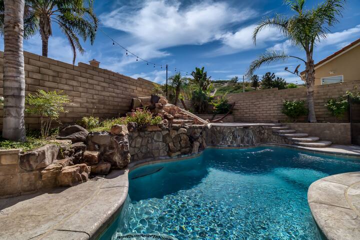 Hillside Oasis- Luxury Home Mins to 6 Flags