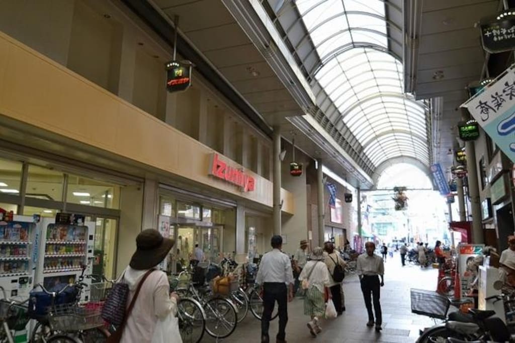 Close to shopping mall商店街