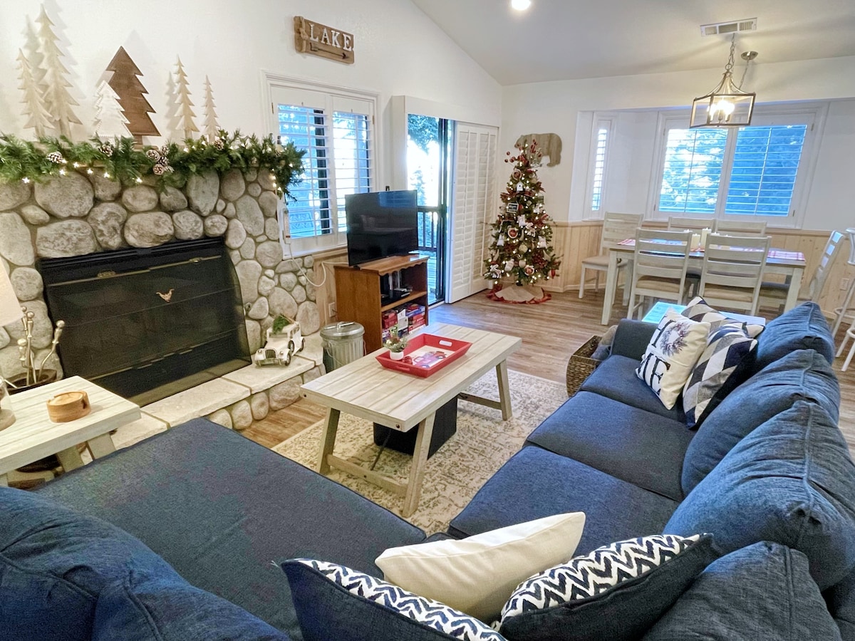 Plne dovolenkový duch vo vile s výhľadom na jazero

Zahŕňa:
rozkladaciu pohovku - 2 osoby
Plynový krb (prineste drevo)
Bezplatné Wi-Fi a tácky na Netflixe

Spoločenské hry

Zapnite svetlá vianočných stromčekov, girlandské svetlá a biele svetlá kamiónu, ktoré si môžete vychutnať. 