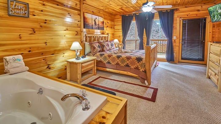 Leafy Fields Lower Master Dormitorio. Cama tamaño queen con jacuzzi privado