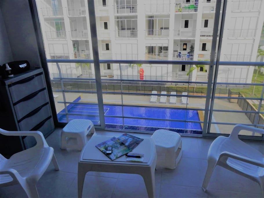Sala con vista a la piscina