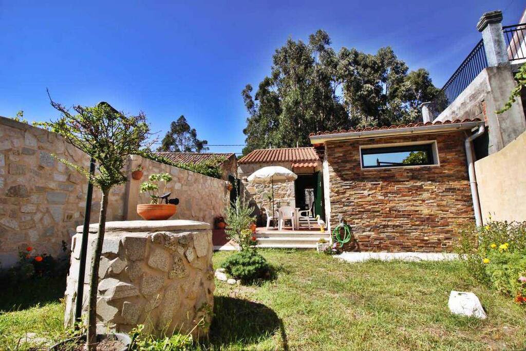 Jardín propio y pozo decorativo