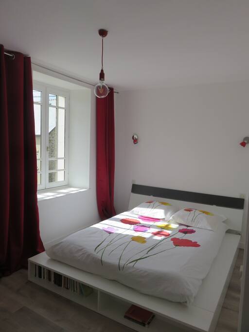 La chambre été avec sa literie neuve et son matelas en latex