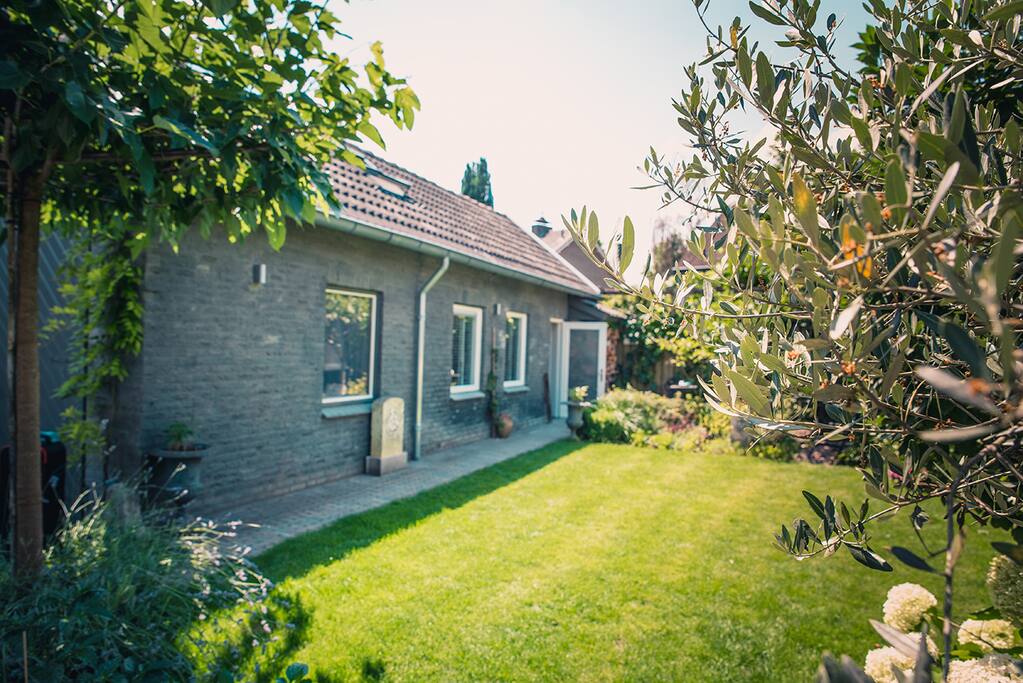 Eigen entree met uitzicht op de tuin.