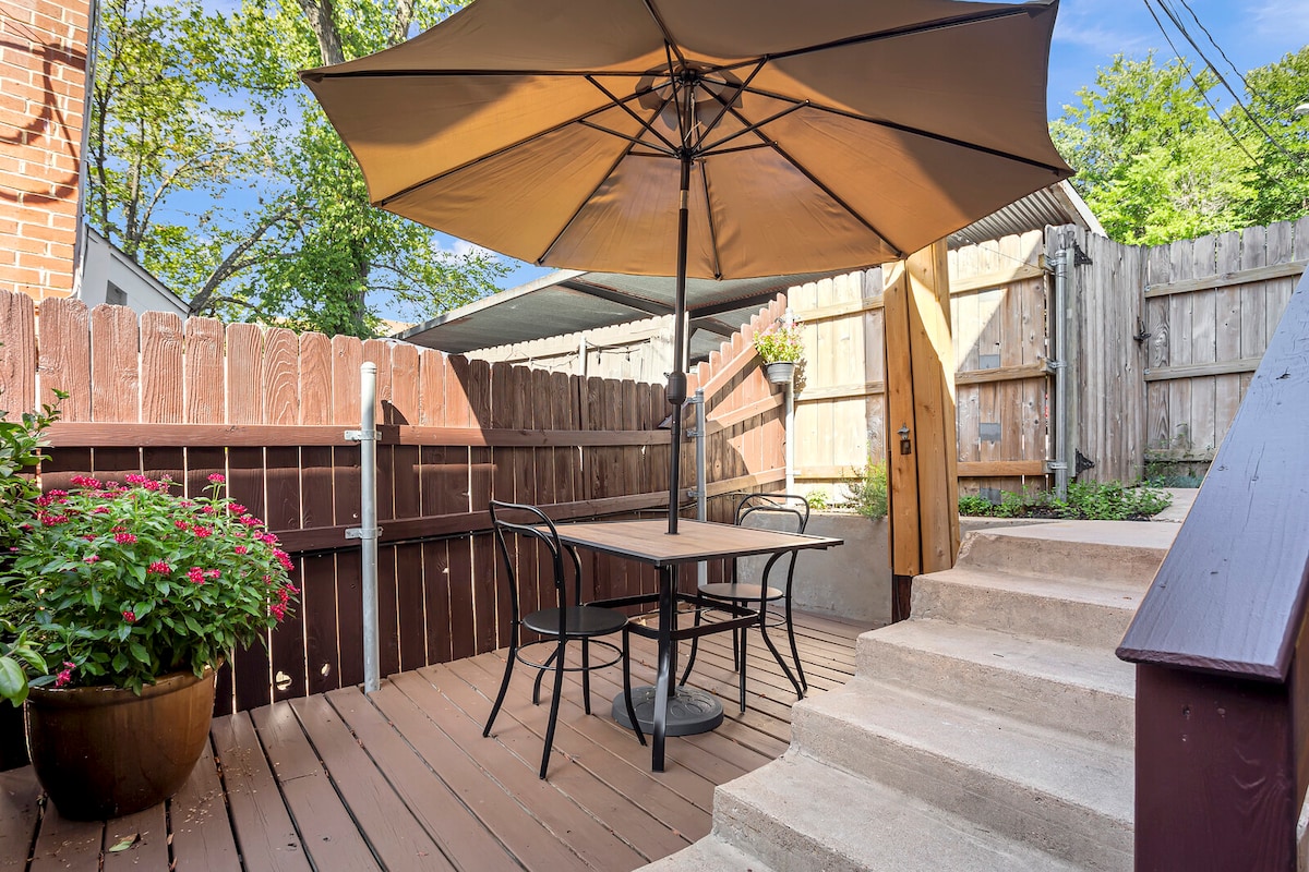 Modern Townhome Easy walk to SoCo, Pool open!