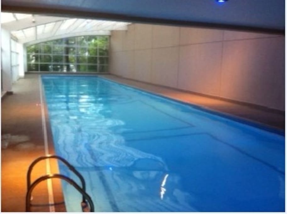 PISCINA COBERTA E AQUECIDA