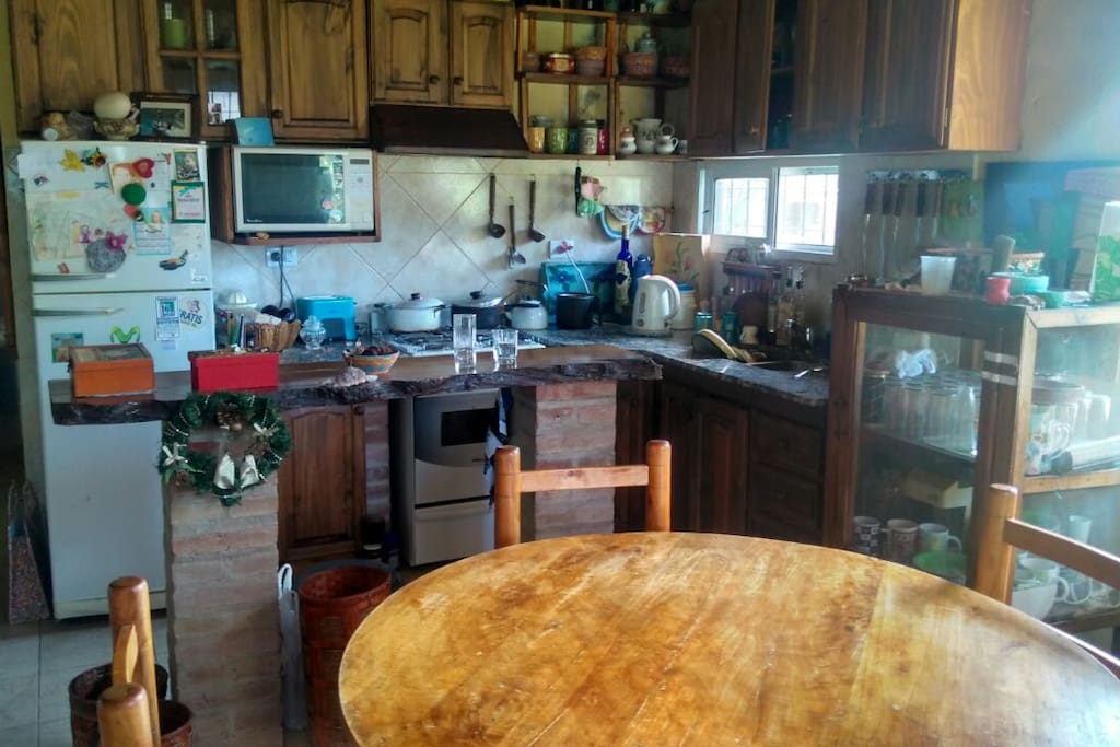 Comedor con barra y todos sus utensilios y electrodomesticos