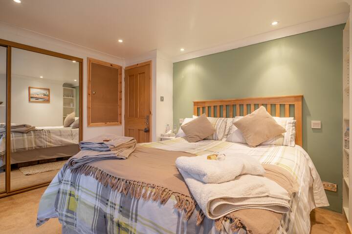 King size bed & private bathroom, quiet location.