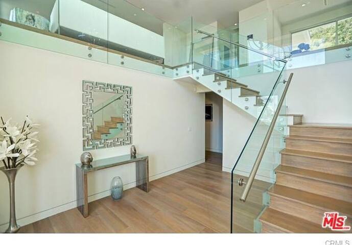 MODERN HOLLYWOOD HILLS ESTATE | 5B|Gated|Pool gallery image 5