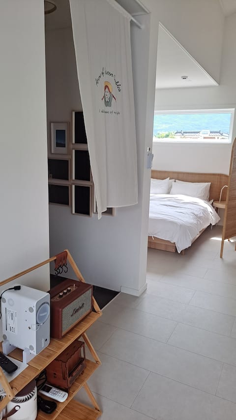 02
With an outdoor jacuzzi 
Emotional accommodation with a hotel-like feel