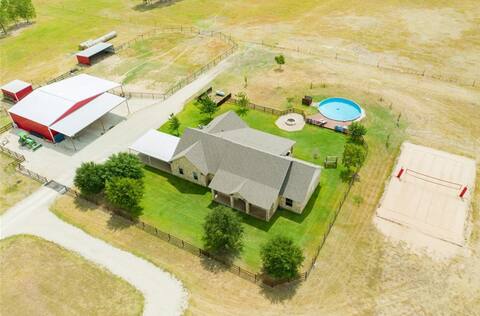 Beautiful and Relaxing Ranch Retreat- NEW POOL!