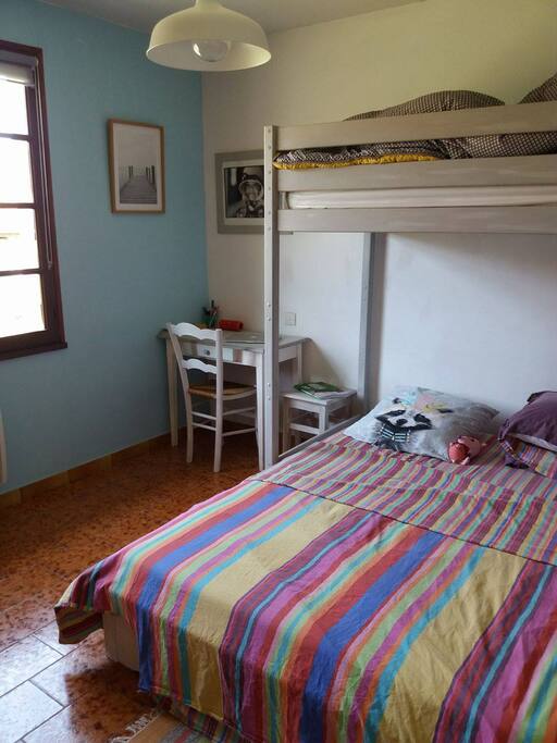Votre chambre, avec une armoire, plusieurs porte-manteaux, un lit deux places, un lit une place superposé, et un petit bureau. Des volets permettent de plonger la pièce dans le noir, pour de meilleures nuits...