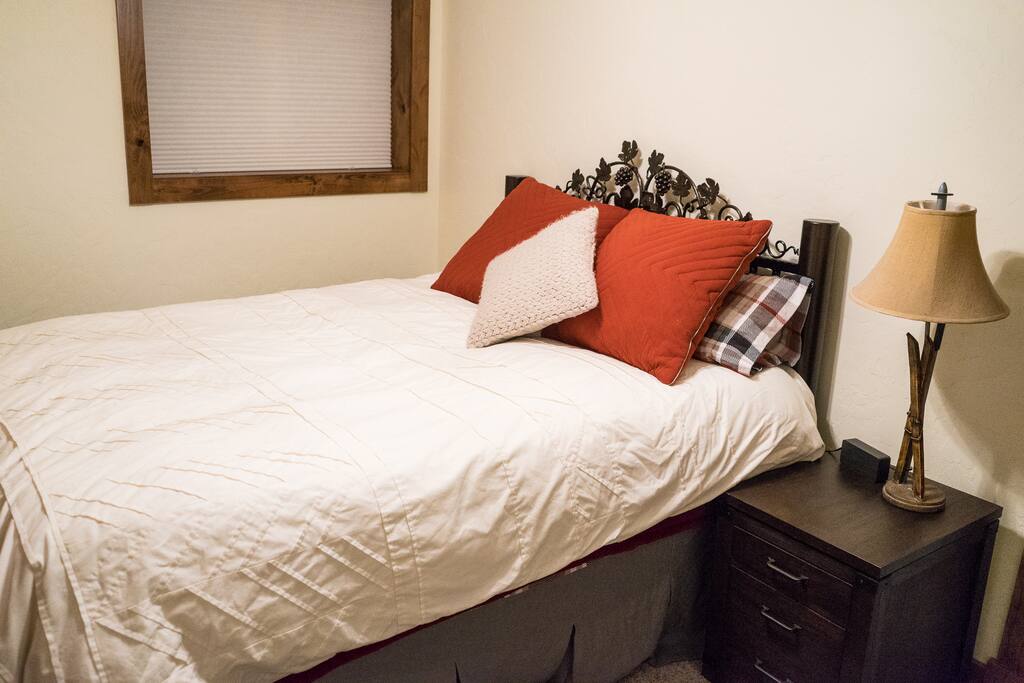Second Bedroom - Queen