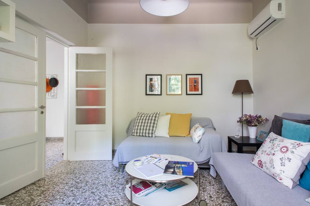 The living room can be either united with the entrance hall or isolated by closing the door..