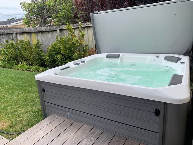 Poplar Beach Home and Guesthouse with Hot Tub gallery image 4