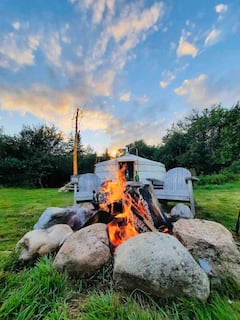 Secluded+yurt+on+the+river%2C+7+mins+to+Baddeck