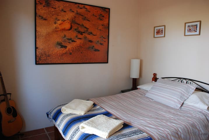 Bright, comfortable room close to town centre