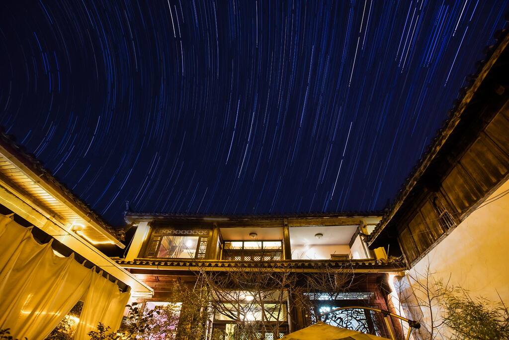 七海小屋夜晚星轨图