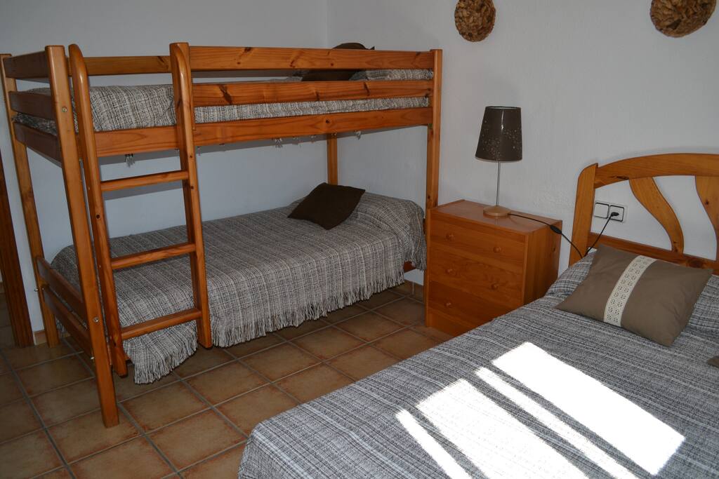 dormitorio 2: con cama de matrimonio y litera