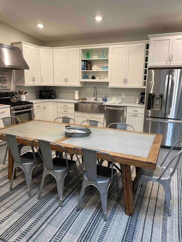 Steps from Beach, Cliff Walk, Minutes to Downtown! gallery image 3