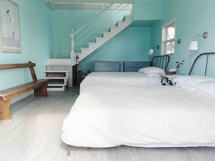 Coach House: dormitorio en planta baja con dos camas tamaño queen.