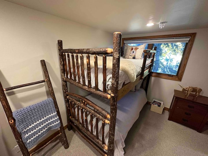 Chambre superposée calme avec lits en caryer sur mesure qui vous donnent cette sensation de montagne.  Literie Pottery Barn.  Dans le placard, jouets et tipi avec matelas gonflable que le Little 's love.