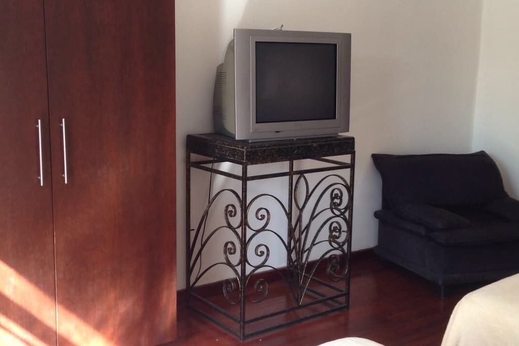 Detalle del espacio son 2 camas televisión balcón vista bellísima ahí se desceibe y se muestra