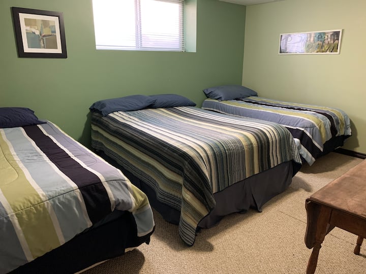 (Slaapkamer 6) Kelder - twee eenpersoonsbedden en een tweepersoonsbed.