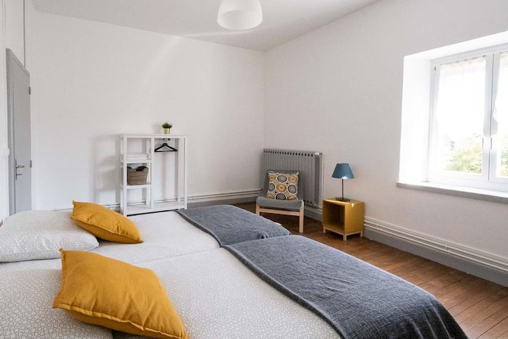 Chambre 1 avec 2 couchages 90*200 elle dispose également d'un lit parapluie qui n'apparaît pas sur la photo 