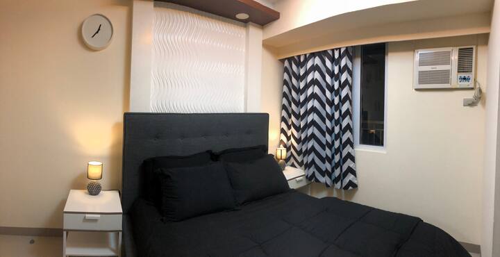 חדר שינה עם שולחן צד ומיטת קווין סייז