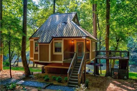 Treehouse cabin on Chestatee River