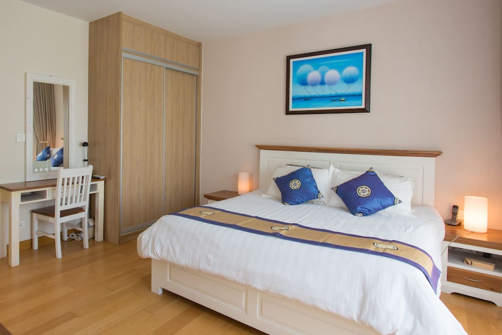 King size bed (1.8m)