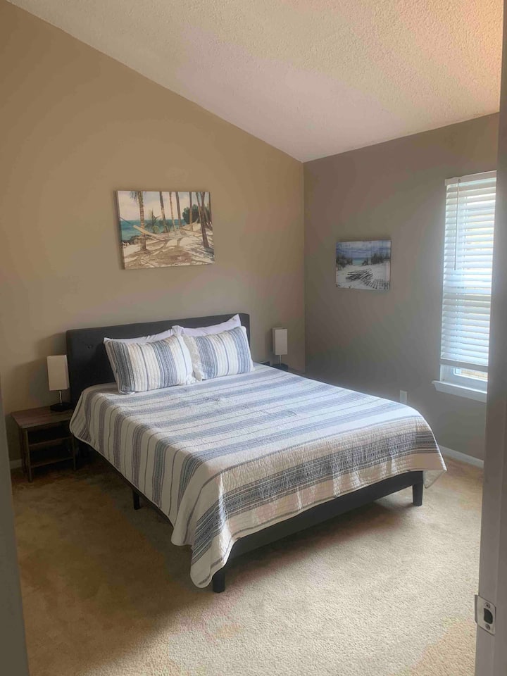 楼上的第二间卧室配有另一张标准双人床。 