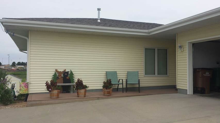 Cozy, Quiet Retreat- Private LL, Den, Bed & Bath