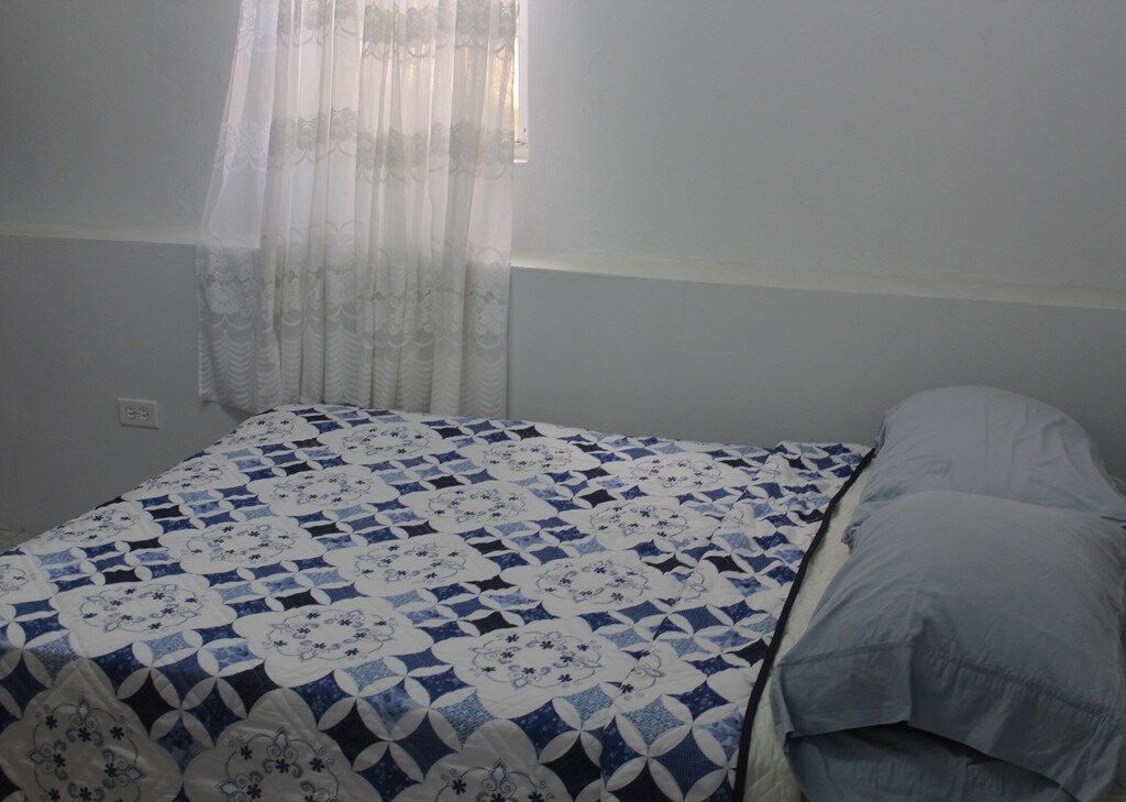 מיטה בגודל מלא מאפשרת לה נוחות ומנוחה.