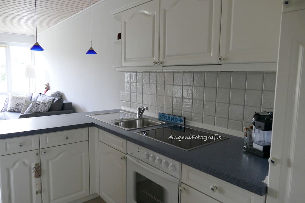 Küche mit Cerankochfeld, Backofen u. Spülmaschine