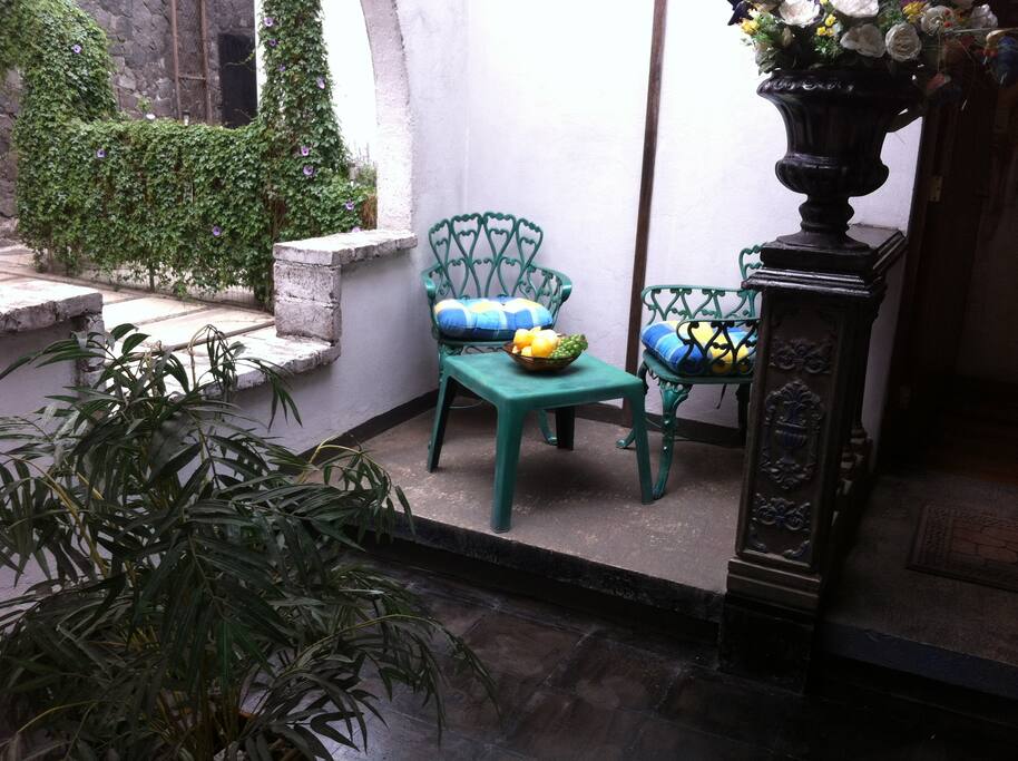 Little sitting area with a view to the garage/ Area de descanso con vista al garaje