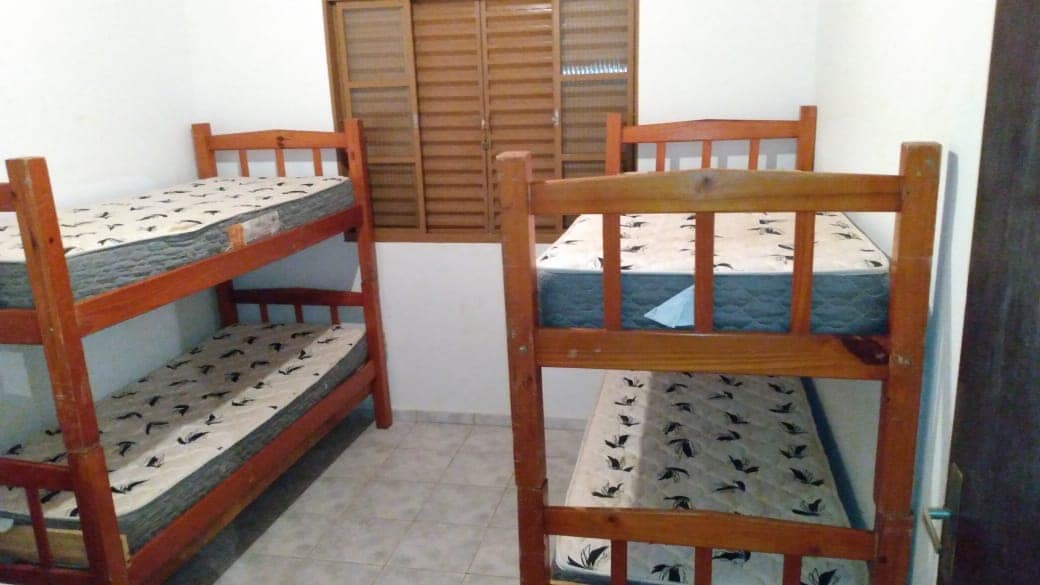 Još jedna spavaća soba s krevetima na kat.