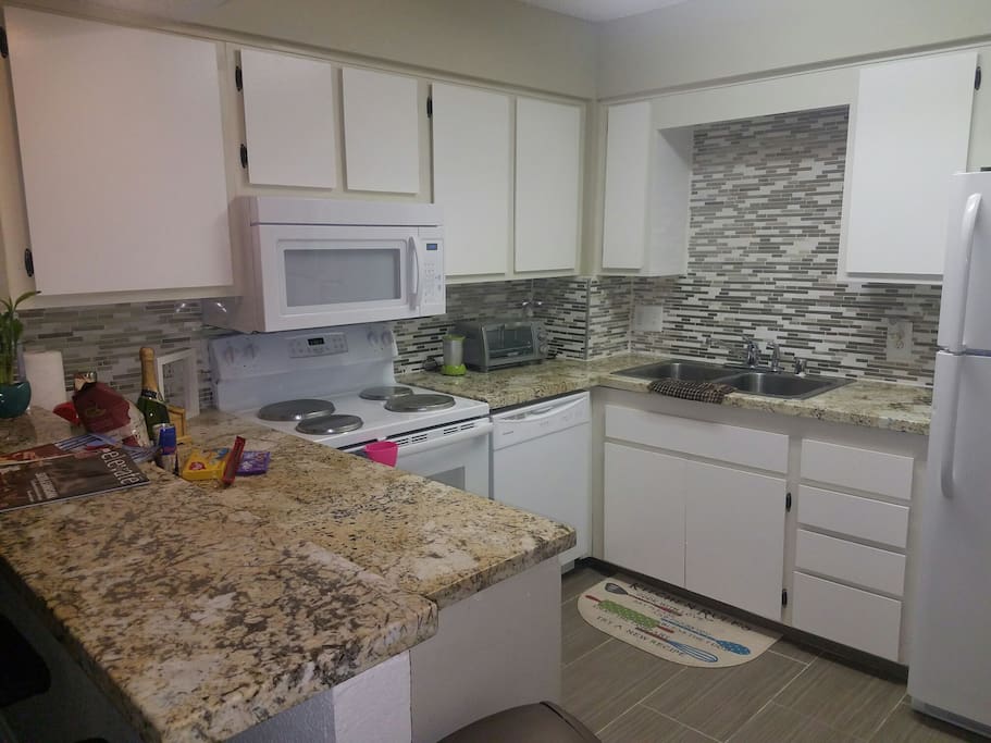 Full service kitchen with modern appliances for comfy cooking!