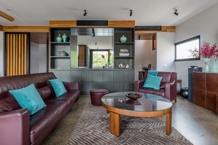 Stylish Retreat with Huge Terrace Between the Beach and CBD