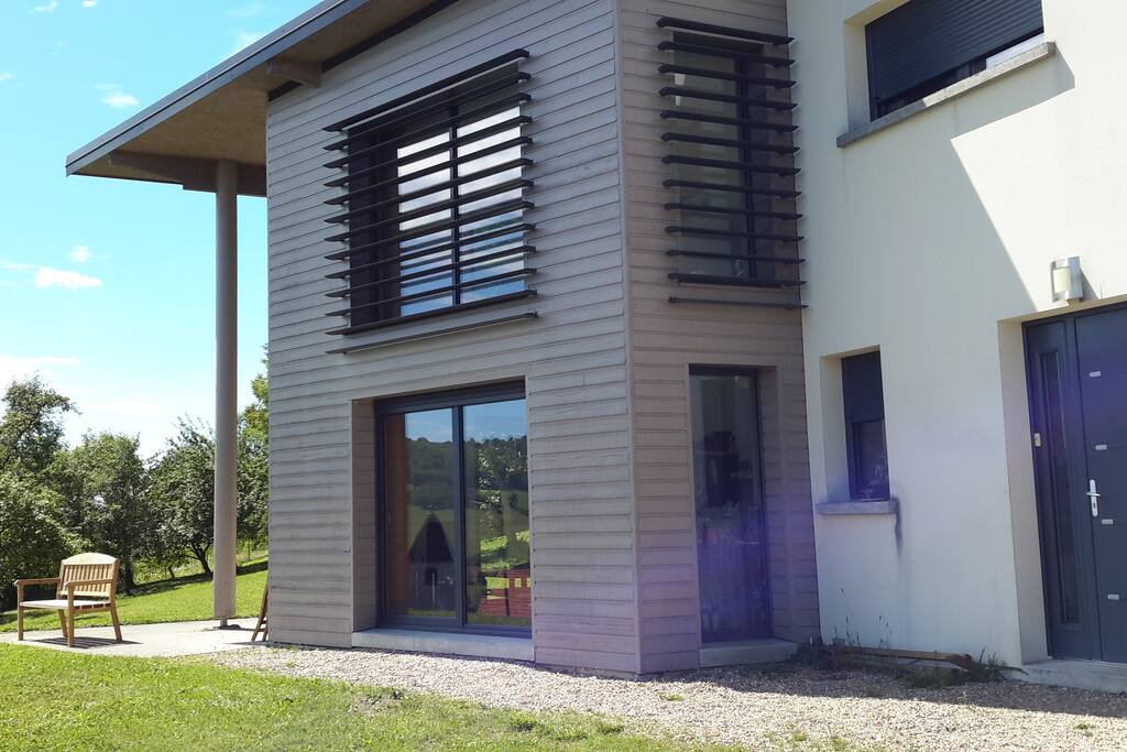 Entrée de maison avec accès à la terrasse