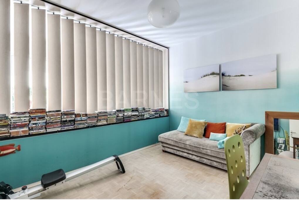 -Salle de jeux avec télévision et rameur pour le sport
-Gaming room with rower