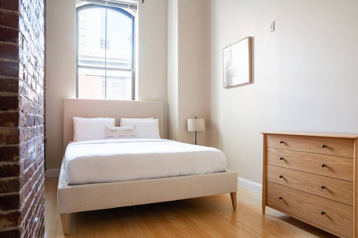 Beautiful 4br 2br | Downtown Xing | High Ceilings gallery image 5