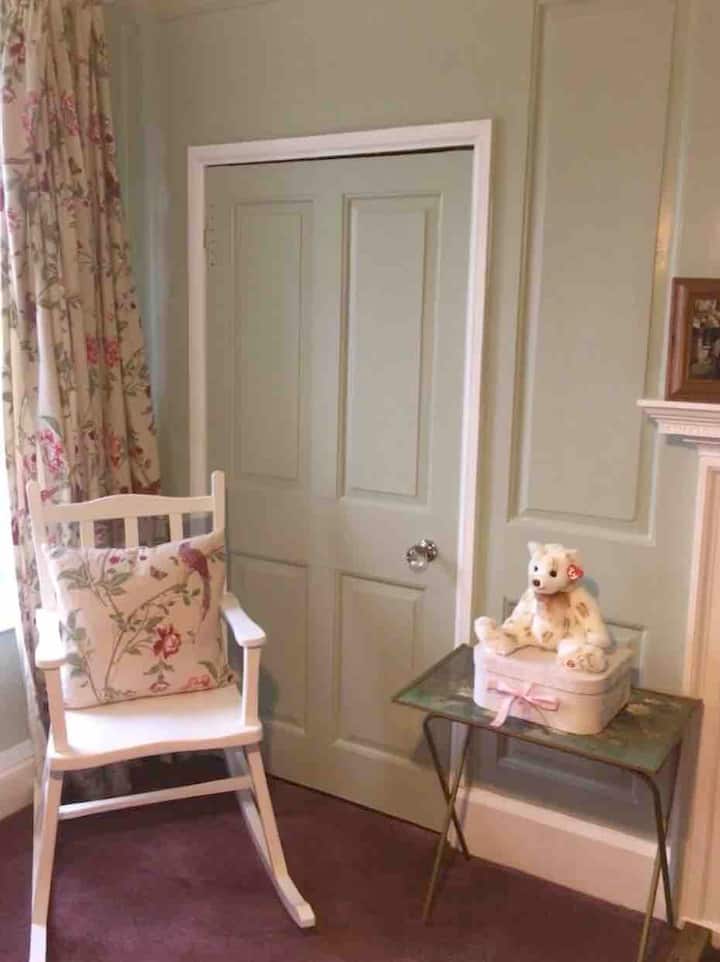 Spavaća soba 1 s WC školjkom i umivaonikom za ruke 