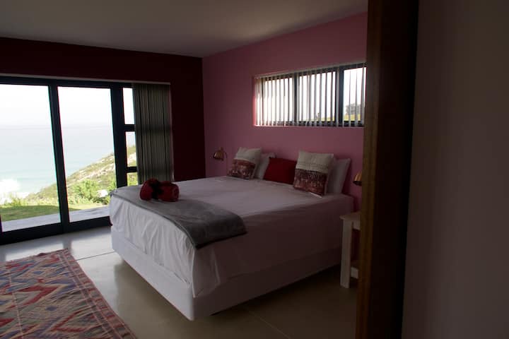 Dormitorio en la planta baja con amplias vistas al mar